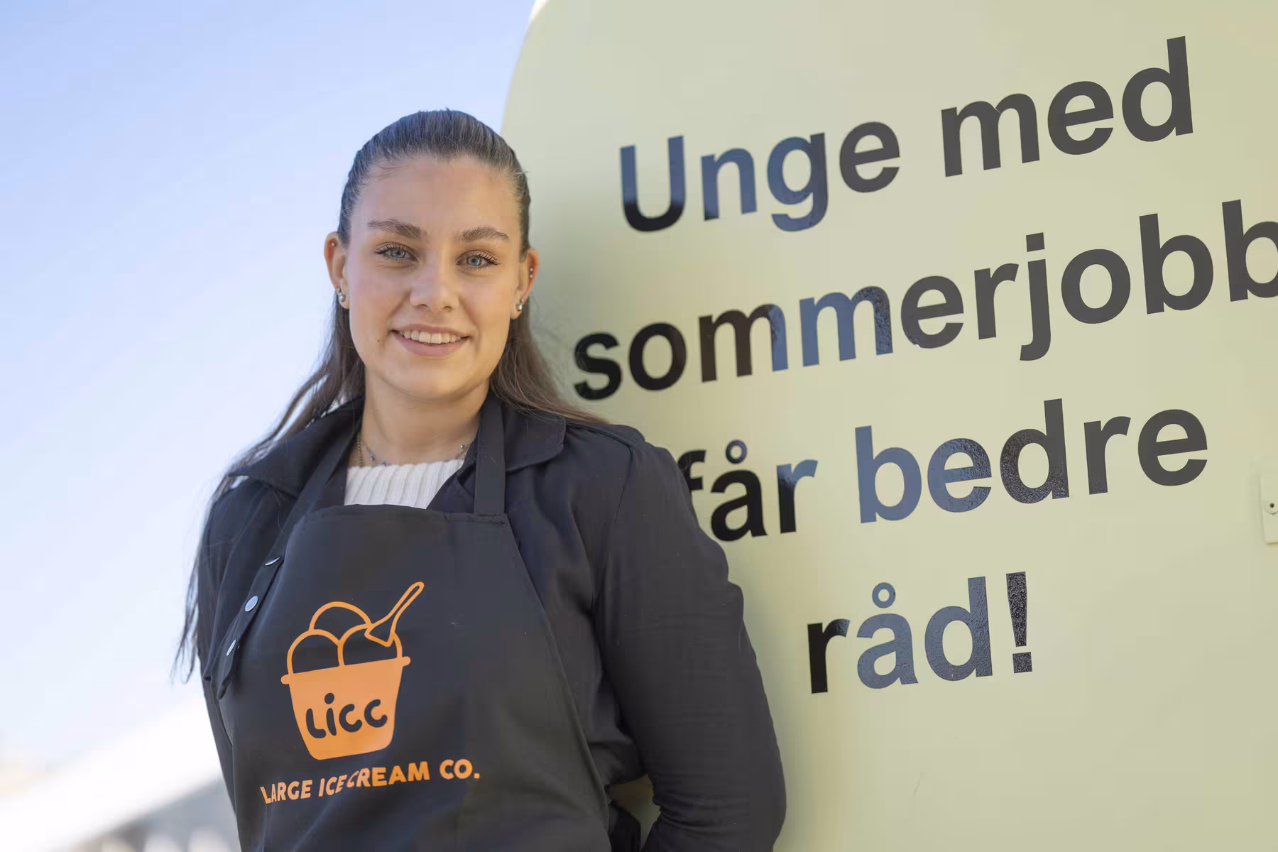 Ung LICC-medarbeider, unge med sommerjobb får bedre råd
